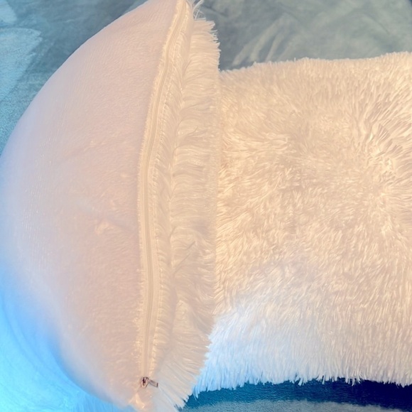 𝅺NEW 18” x 18” Fuzzy White Pillows and Inserts - Picture 5 of 5